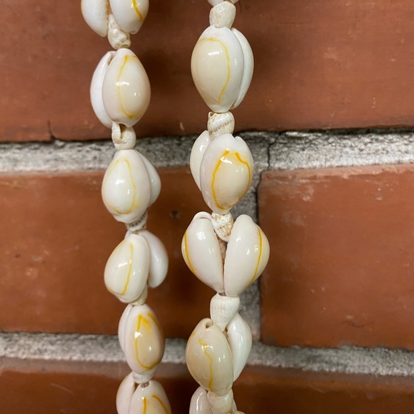 Puka shell necklace - Picture 3 of 3